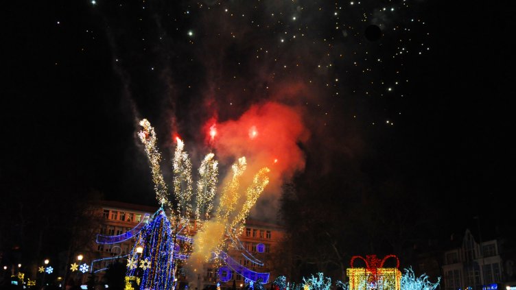 Коледната елха на Варна грейна на Никулден (СНИМКИ)