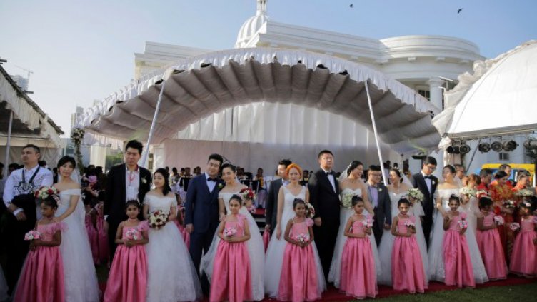 50 китайски двойки си казаха "да" на масова сватба