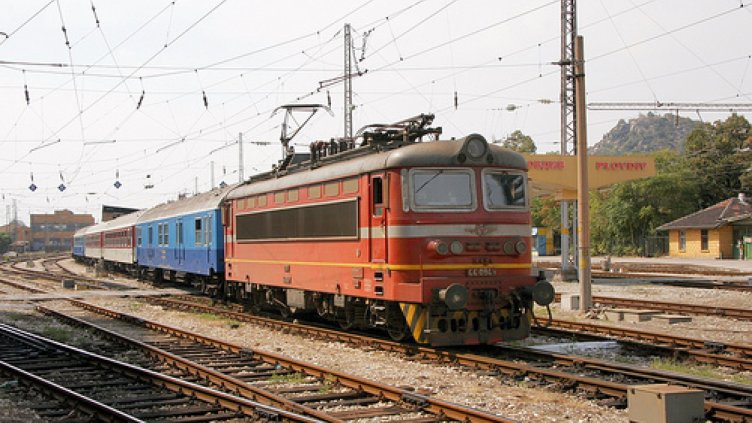 Пътници от три влака са блокирани на релсите край Пазарджик