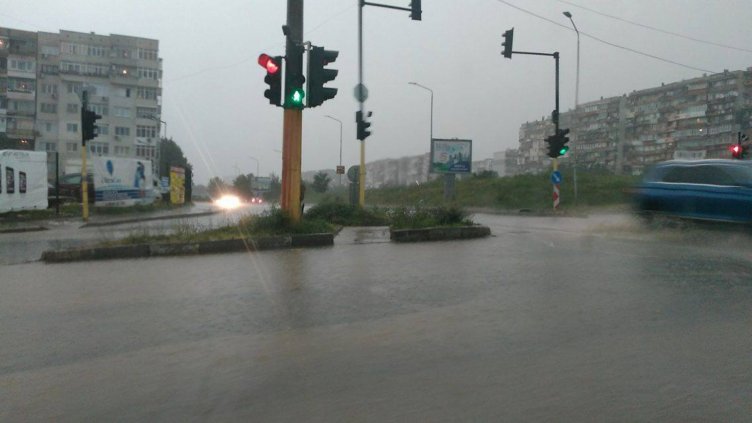 Варна се наводни след пороя (СНИМКИ)