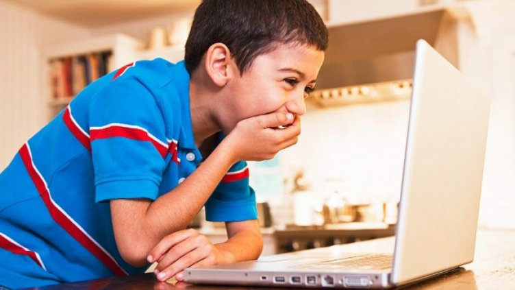 Българчетата седят най-много пред компютъра и телевизора