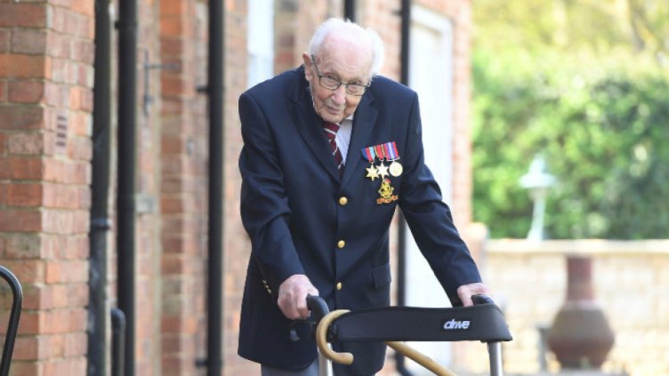 100-годишният герой на пандемията – почина от COVID. Ветеранът Томи Мур