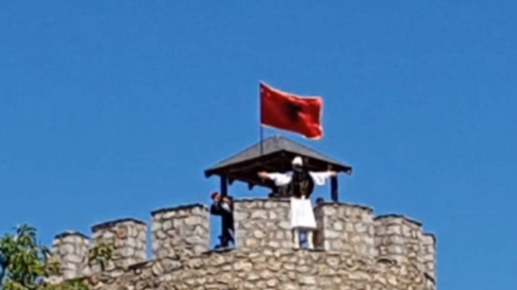 Развяха албанското знаме на Самуиловата крепост в Охрид на Великден  