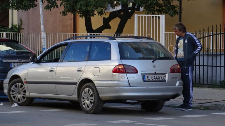 Мъж позна открадната си кола, паркирана на метри от полицията