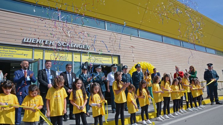 Летище Варна посрещна първия полет от влизането на България в Шенген по въздух (Снимки)