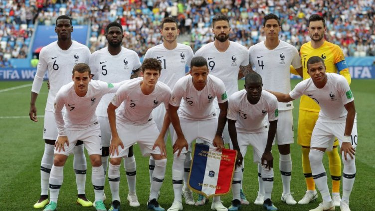 Френски национали празнуваха с алкохол и райски газ