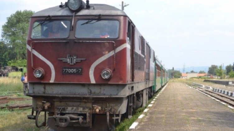 Влак удари кола на прелез, двама са ранени