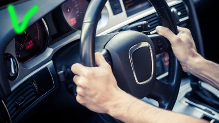 Дръжте винаги кормилото с двете си ръце, но къде трябва да са те?