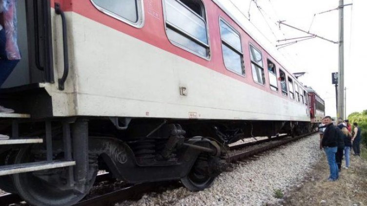 Влак блъсна човек, спряха треновете за 2 часа