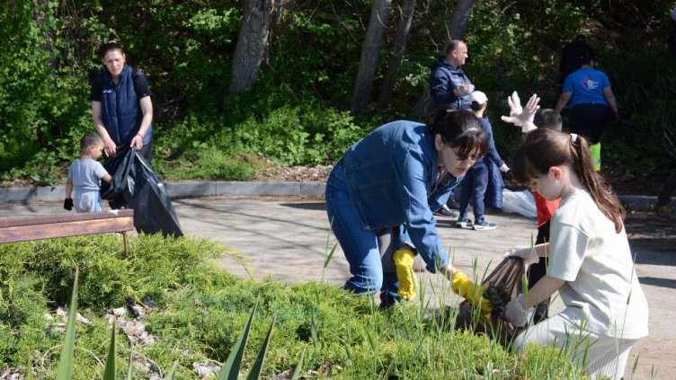 Стотици граждани се включиха в кампанията за почистването на Варна