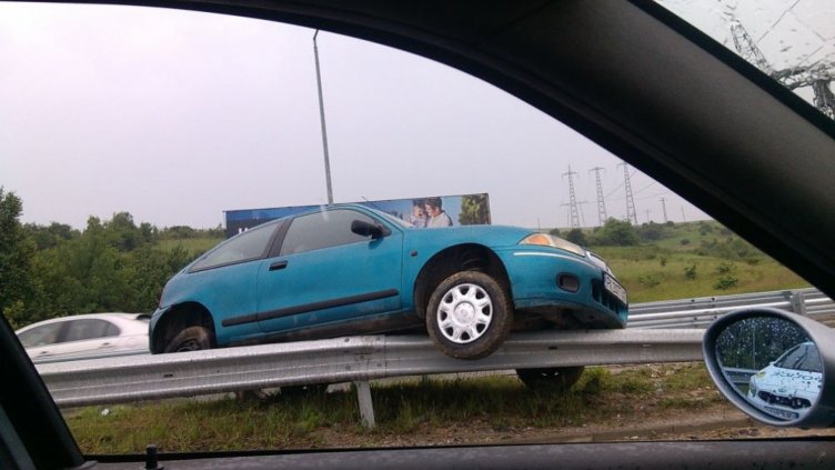  Кола се качи върху мантинелата при катастрофа