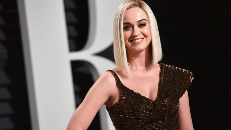 Забележете окото на Кейти Пери по време на концерт. Робот ли е? ВИДЕО