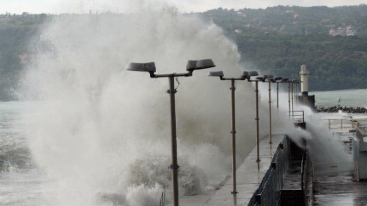 Затвориха пристанище Варна заради силния вятър