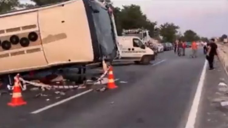 Трагедия: Камион блъсна автобус със сватбари в Турция