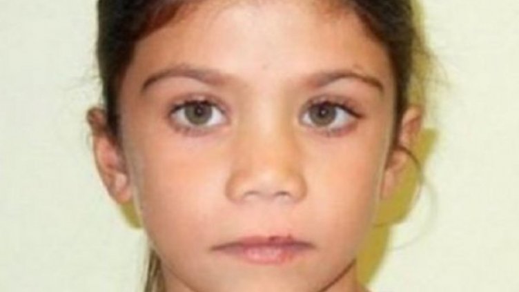 6-годишната Николета в гръцки ромски лагер. Българче ли е?