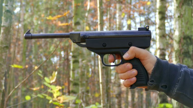 Мъж простреля две деца с пушка край Кюстендил