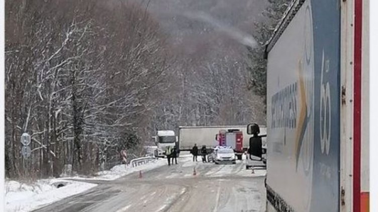 Два тира са се блъснали на пътя Разград - Търговище