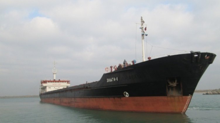 Провлачват бедстващия руски кораб до пристанището