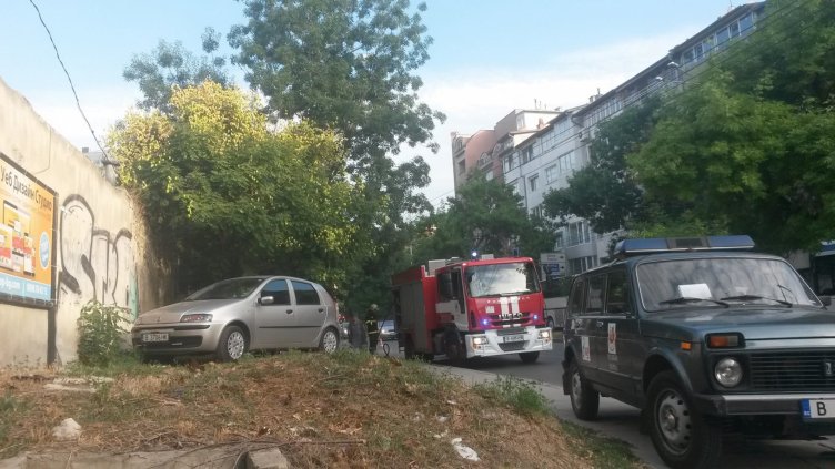 Пожар гори в къща на бул. "Сливница"
