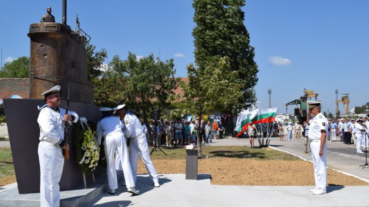 Във Варна откриха паметник на българските подводничари