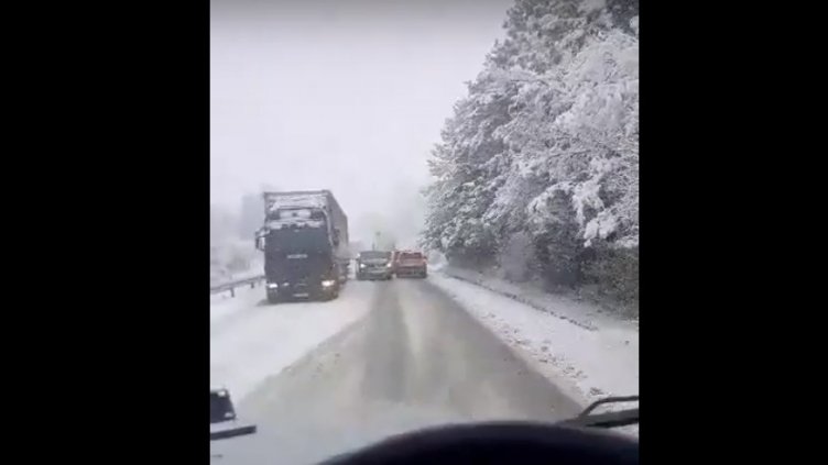 Закъсал камион затруднява движението по пътя Варна-София (ВИДЕО)
