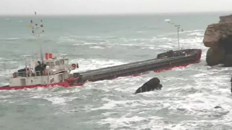 На "Яйлата" мирише на нефт! Промени се и цветът на водата