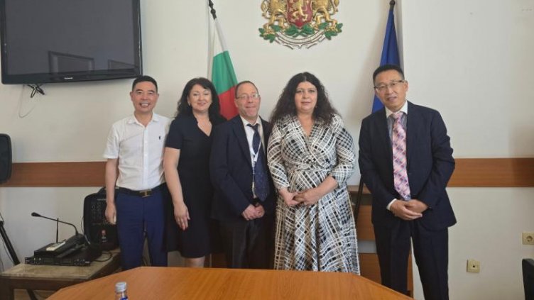 Обмислят лятно училище за китайски студенти във Варна