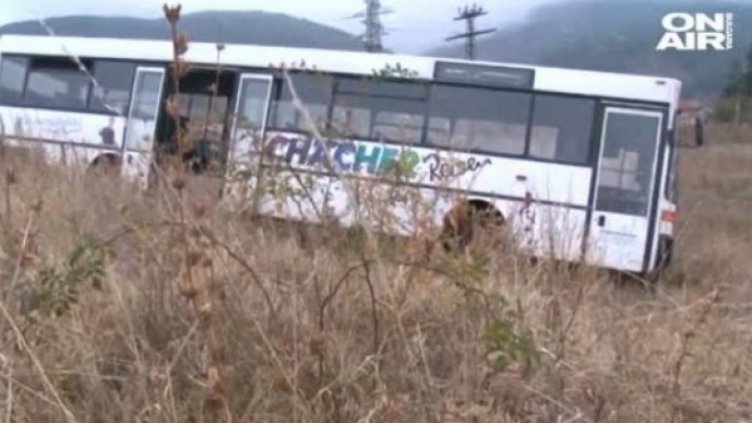 Автобус с работници излезе от пътя 