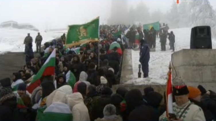 Въпреки минусовите температури: Стотици българи изкачиха Шипка