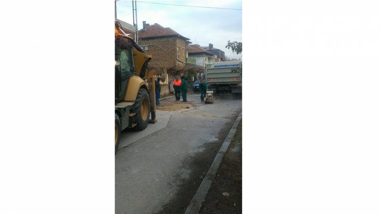 Екип на ВиК събаря комин при отстраняването на авария в Галата