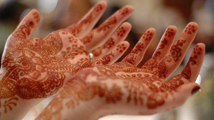 Младежи се оплакват от последствия след татуировки с къна на морето