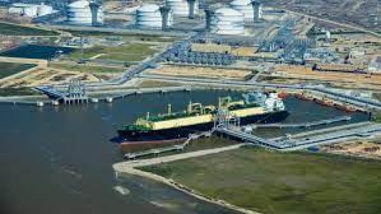 Плаващ терминал за втечнен природен газ решава проблема с доставките за България