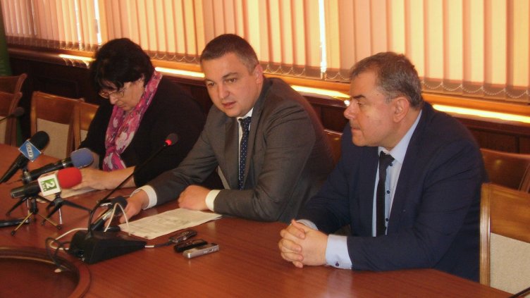 Кметът Иван Портних (в средата), зам.-кметът Христо Иванов и инж. Златка Танева. Снимка АВТОРЪТ