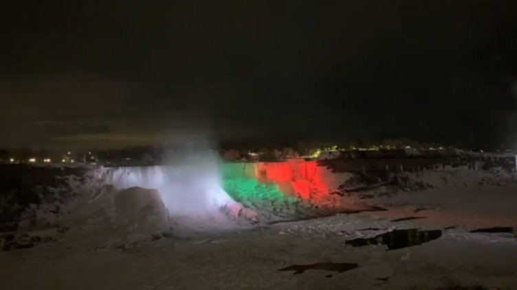 Ниагарският водопад светна в цветовете на българското знаме (ВИДЕО)