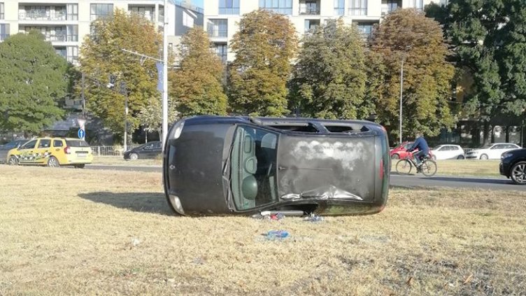 Шофьор се обърна с колата си на кръстовище във Варна (СНИМКИ)