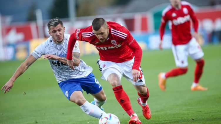 "Спартак" Вн загуби от лидера