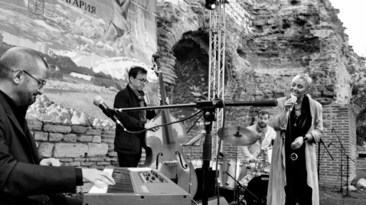 Специални гости на откриването на туристическия сезо миналата година бяха Хилда Казасян и нейната група. Снимка Пламен Гутинов, архив