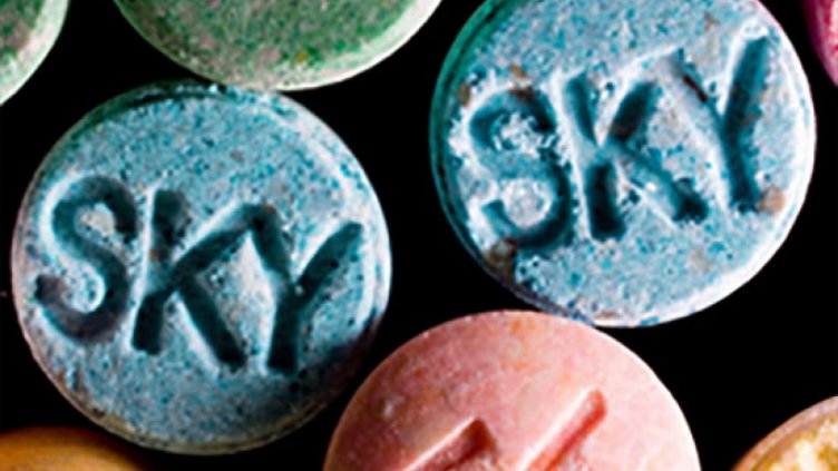 Хванаха 20-годишна с голямо количество трева и екстази