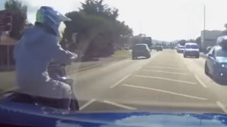 1000 лв. глоба за моторист, набил шофьор във Варна