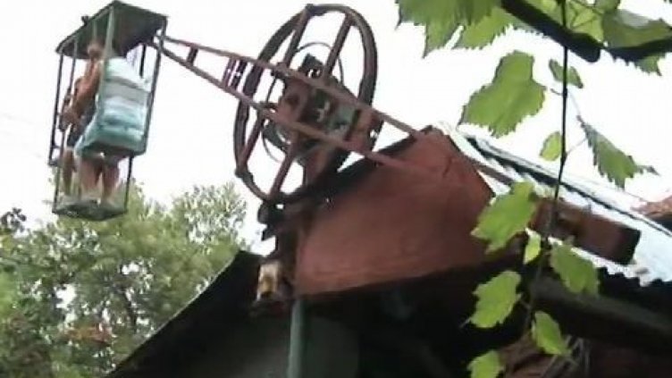 Дядо от разградско село си монтира виенско колело в двора