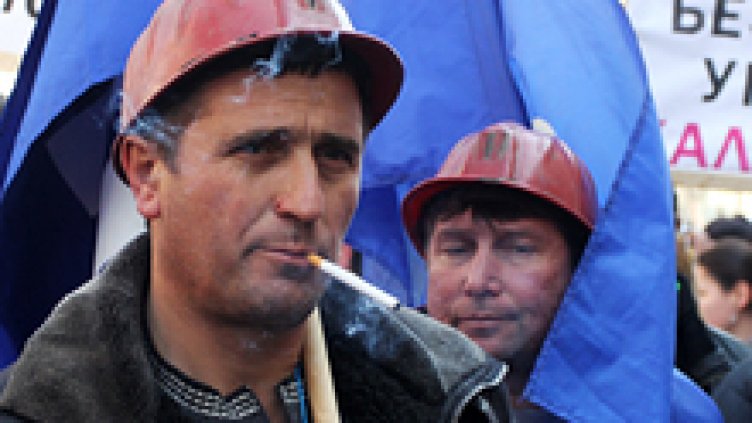 Втори ден 61 миньори стачкуват под земята