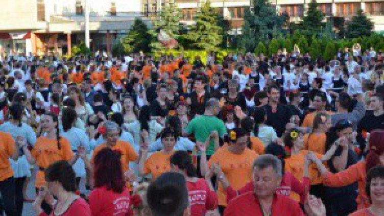 Народни хора огласиха Казанлък