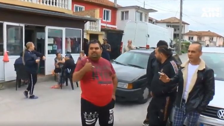 Кастриране, а и чипиране. Но с три кебапчета и бира, ромите на ваксина