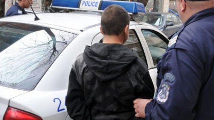 Хванаха крадец, свил телефон от двора на централно варненско училище