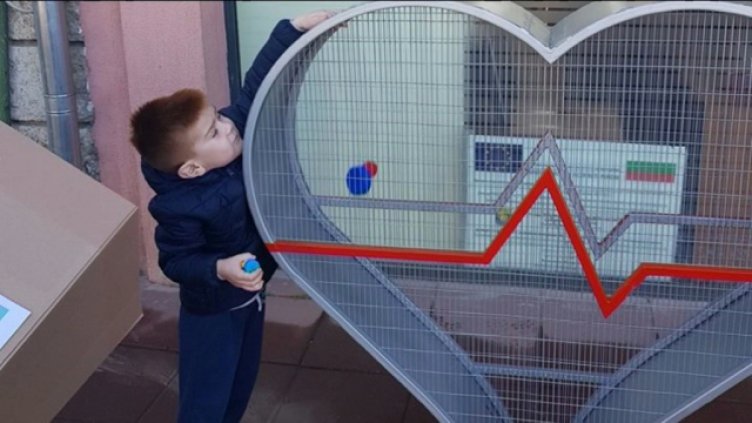 В тези метални „сърца“ в някои градове се събират капачки, които после потеглят към Варна. 