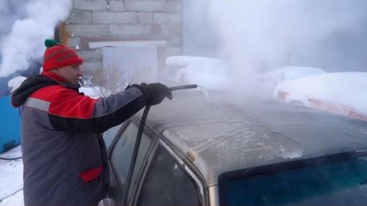 При -30 градуса с вряла вода върху замръзнала кола. Руски ребята с ВИДЕО