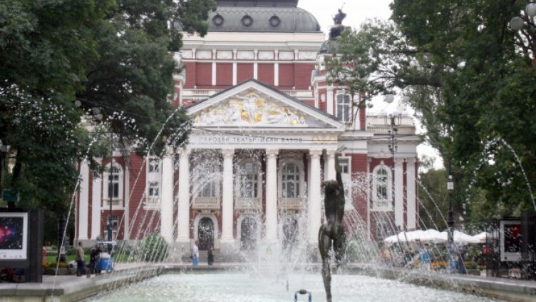 Счупиха статуята на балерина пред Народния театър  