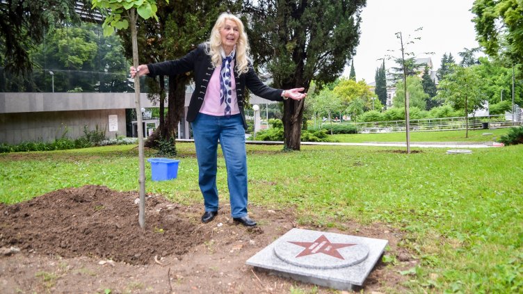 Гинка Станчева посади фиданка в Алеята на липите