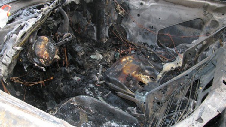 Кола горя на бензиностанция