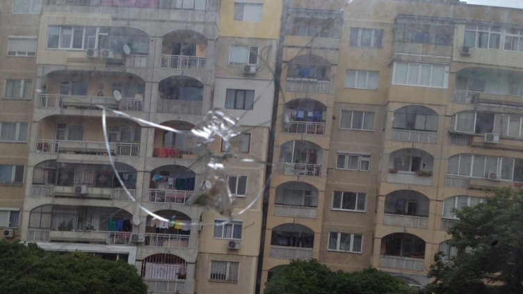 Стреляха по жилището на наш колега